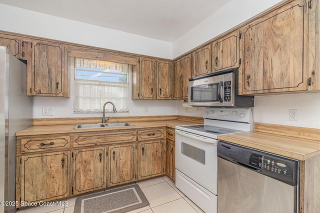 660 Grandeur Street SE, Palm Bay, FL 32909