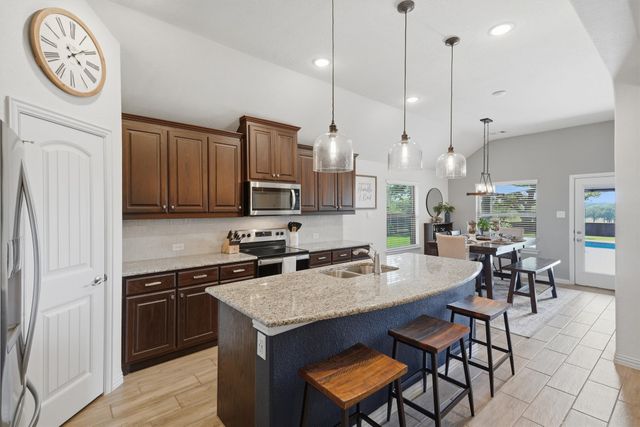 1041 Legacy Oaks, Joshua, TX 76058