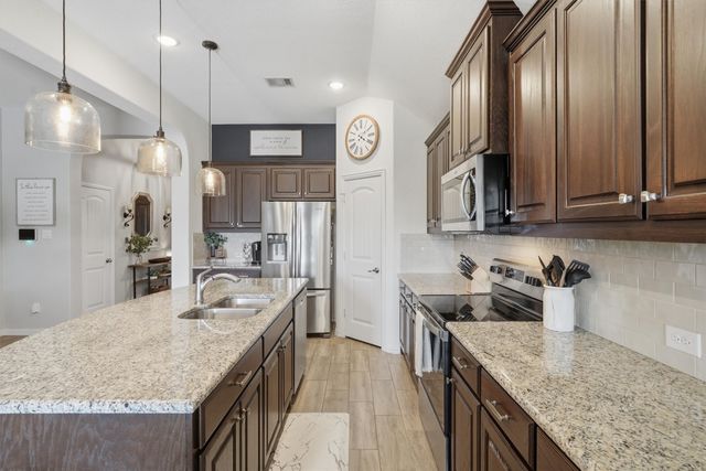1041 Legacy Oaks, Joshua, TX 76058
