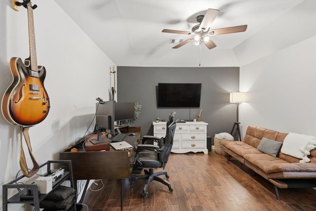1041 Legacy Oaks, Joshua, TX 76058