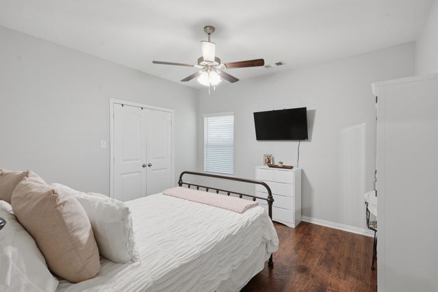 1041 Legacy Oaks, Joshua, TX 76058