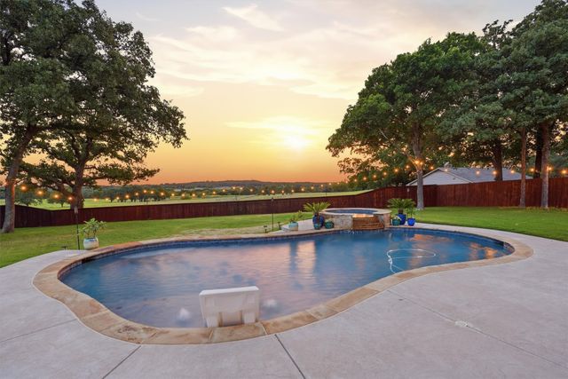 1041 Legacy Oaks, Joshua, TX 76058