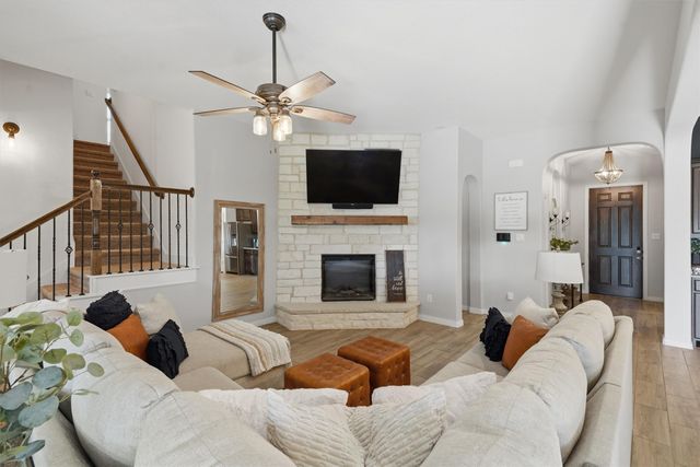 1041 Legacy Oaks, Joshua, TX 76058