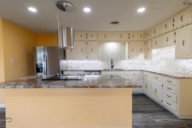 511 E CASH STREET, Iowa Park, TX 76367