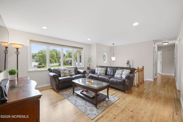 7 Saratoga Drive, Manalapan, NJ 07726