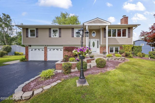 7 Saratoga Drive, Manalapan, NJ 07726
