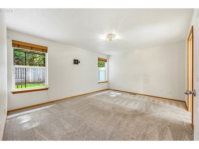 922 Ne TRAVIS Dr, Silverton, OR 97381