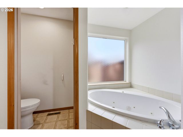922 Ne TRAVIS Dr, Silverton, OR 97381