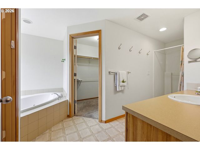 922 Ne TRAVIS Dr, Silverton, OR 97381