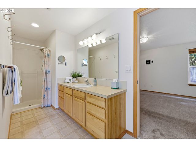 922 Ne TRAVIS Dr, Silverton, OR 97381