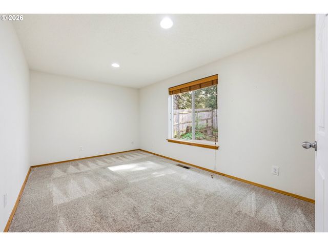 922 Ne TRAVIS Dr, Silverton, OR 97381