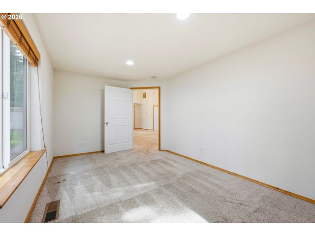 922 Ne TRAVIS Dr, Silverton, OR 97381