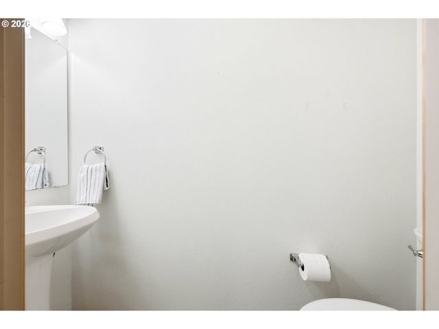 922 Ne TRAVIS Dr, Silverton, OR 97381