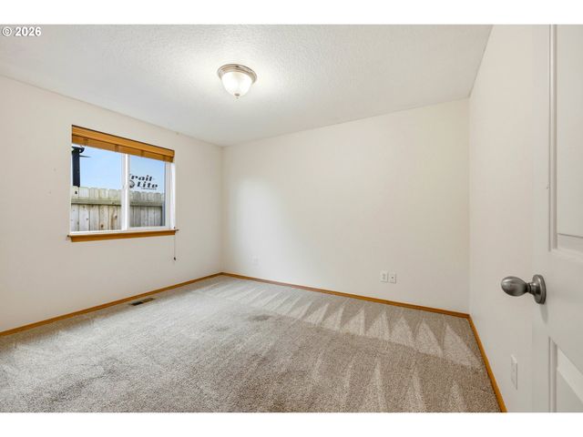 922 Ne TRAVIS Dr, Silverton, OR 97381
