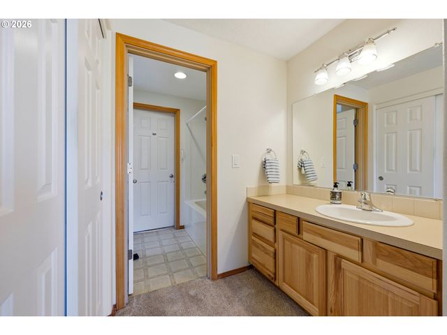 922 Ne TRAVIS Dr, Silverton, OR 97381