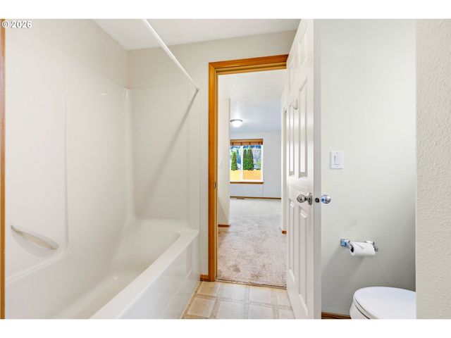 922 Ne TRAVIS Dr, Silverton, OR 97381