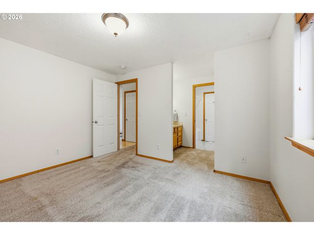 922 Ne TRAVIS Dr, Silverton, OR 97381