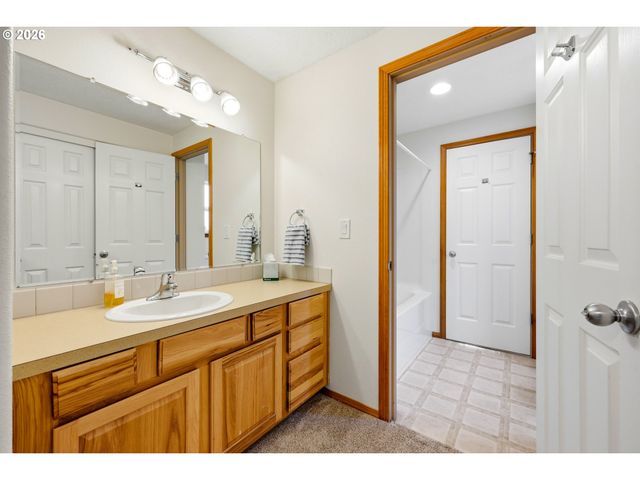 922 Ne TRAVIS Dr, Silverton, OR 97381
