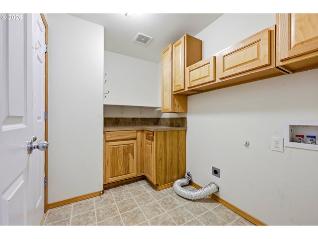 922 Ne TRAVIS Dr, Silverton, OR 97381