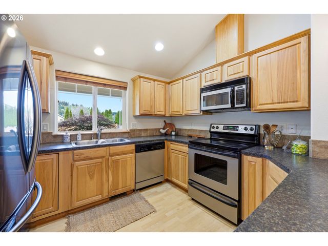 922 Ne TRAVIS Dr, Silverton, OR 97381