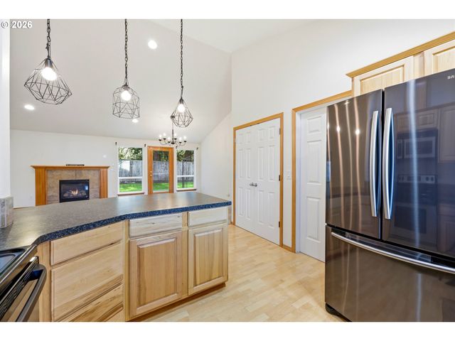 922 Ne TRAVIS Dr, Silverton, OR 97381