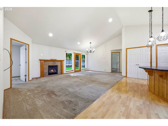 922 Ne TRAVIS Dr, Silverton, OR 97381