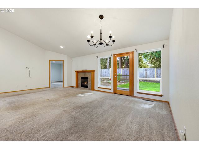 922 Ne TRAVIS Dr, Silverton, OR 97381