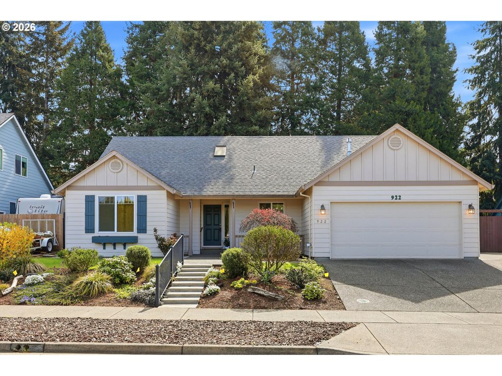 922 Ne TRAVIS Dr, Silverton, OR 97381