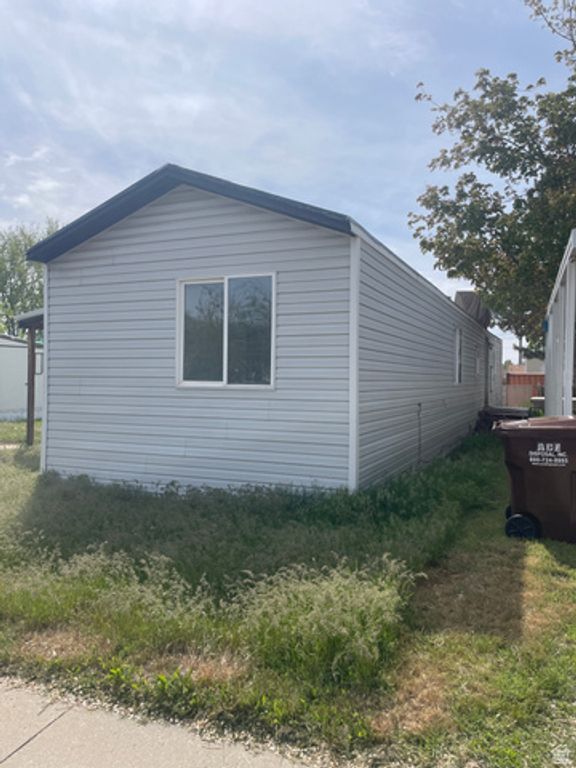 Image 3 of property listing at 1350 W 300 N #38, Clearfield, UT 84015