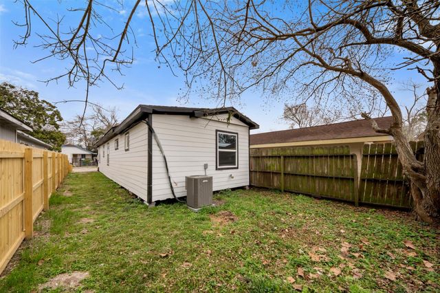 219 E James Street, Baytown, TX 77520