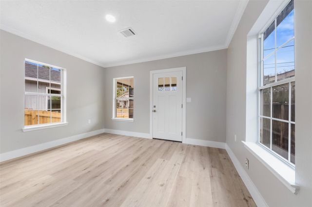 219 E James Street, Baytown, TX 77520
