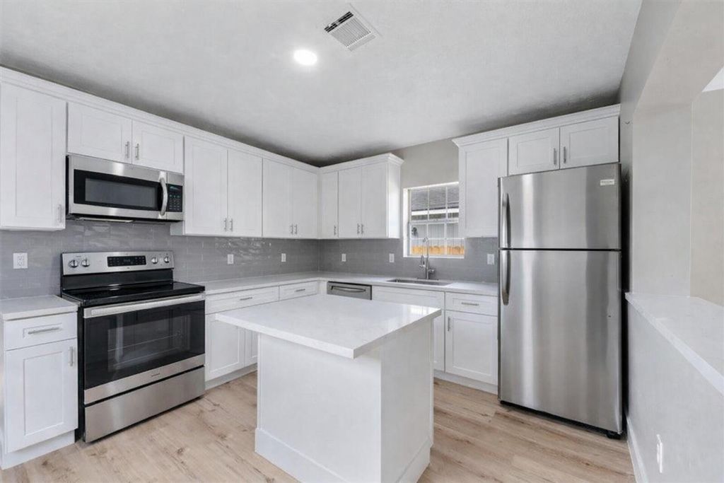 219 E James Street, Baytown, TX 77520