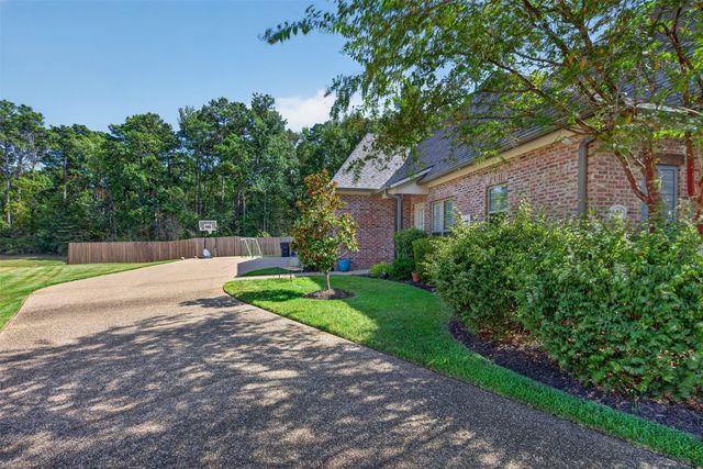 443 Oakwood Trace Court, Shreveport, LA 71106