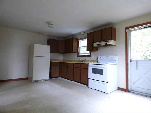 16-18 Daniel St, Springfield, MA 01151
