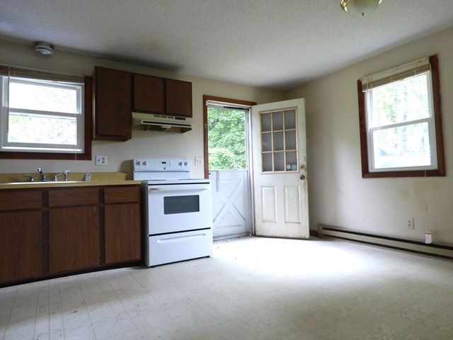 16-18 Daniel St, Springfield, MA 01151