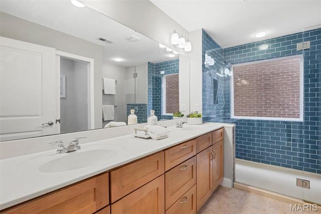2122 Franz Park Lane, St Louis, MO 63139