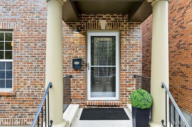 2122 Franz Park Lane, St Louis, MO 63139