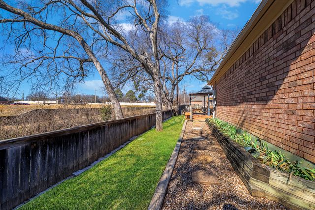 8525 Castle Creek Road, North Richland Hills, TX 76182