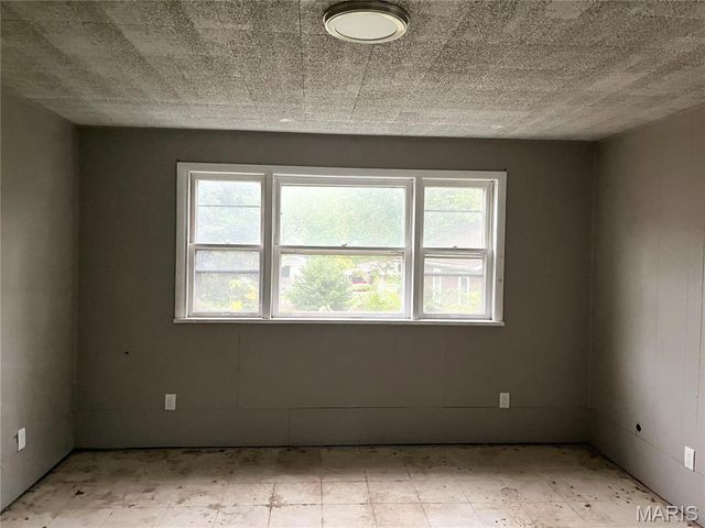 2721 Old Hanley Road, St Louis, MO 63114