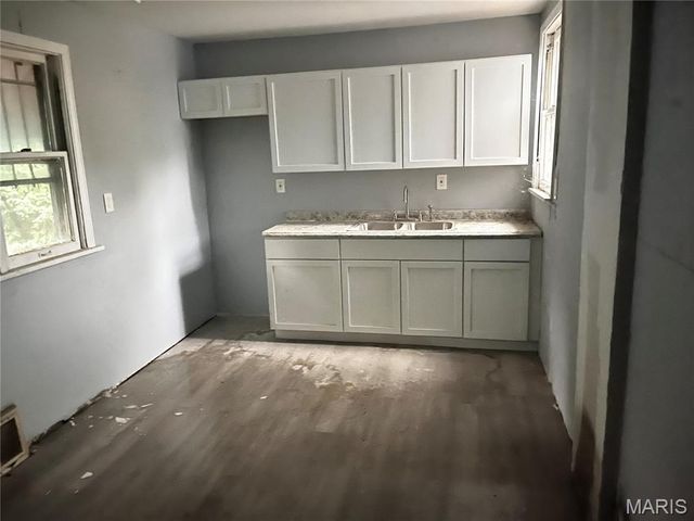 2721 Old Hanley Road, St Louis, MO 63114