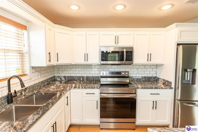 179 Twin Lakes Drive, Vine Grove, KY 40175