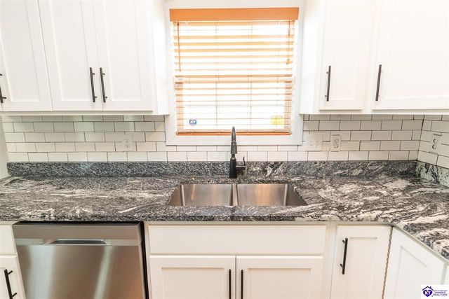 179 Twin Lakes Drive, Vine Grove, KY 40175