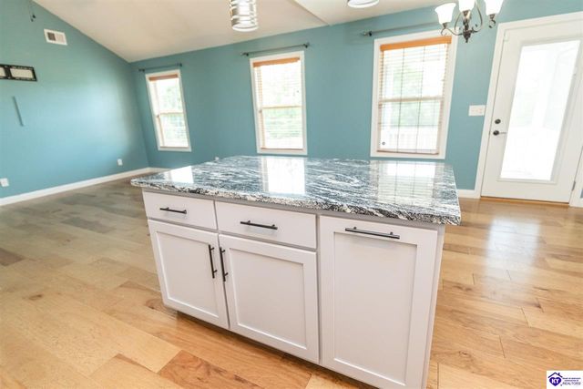 179 Twin Lakes Drive, Vine Grove, KY 40175