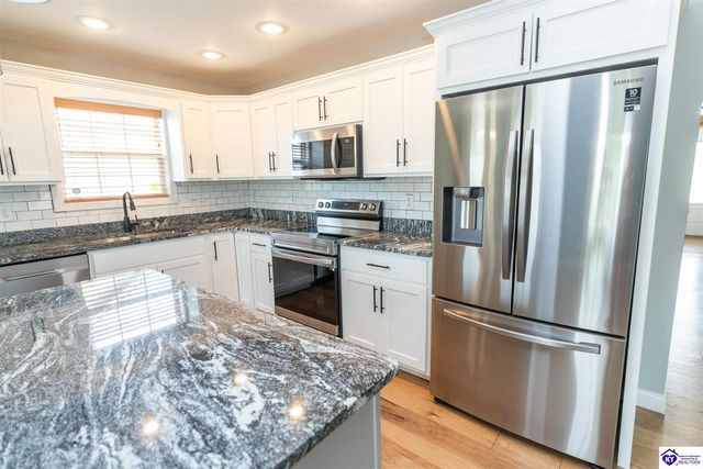 179 Twin Lakes Drive, Vine Grove, KY 40175