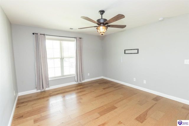 179 Twin Lakes Drive, Vine Grove, KY 40175