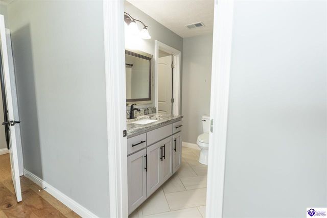 179 Twin Lakes Drive, Vine Grove, KY 40175