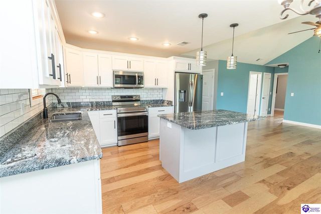 179 Twin Lakes Drive, Vine Grove, KY 40175