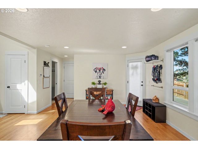 1685 HILLCREST Ct Nw, Salem, OR 97304