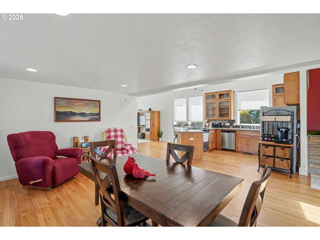 1685 HILLCREST Ct Nw, Salem, OR 97304