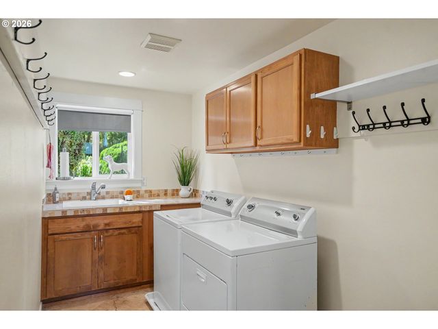 1685 HILLCREST Ct Nw, Salem, OR 97304